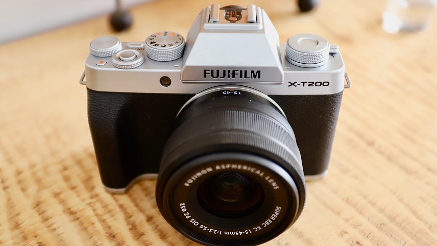 2. فوجی‌فیلم X-T200 