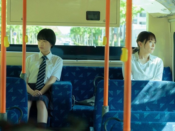 نقد فیلم جهانهای جدا از هم | Worlds Apart 2024 3 فیلم جهانهای جدا از هم