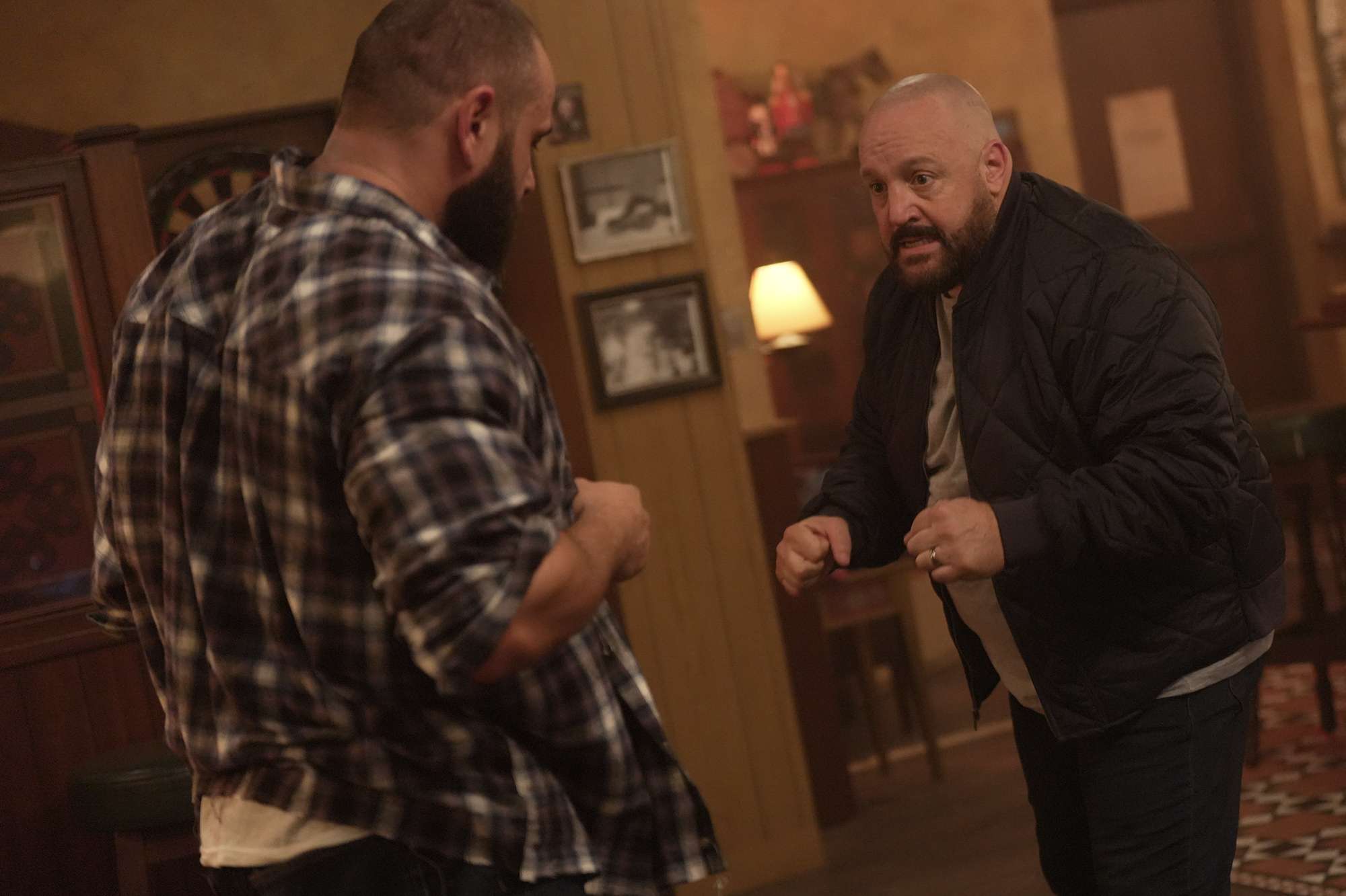 معرفی و نقد و بررسی فیلم آمادهی شلیک | Guns Up 2025 3 فیلم آمادهی شلیک