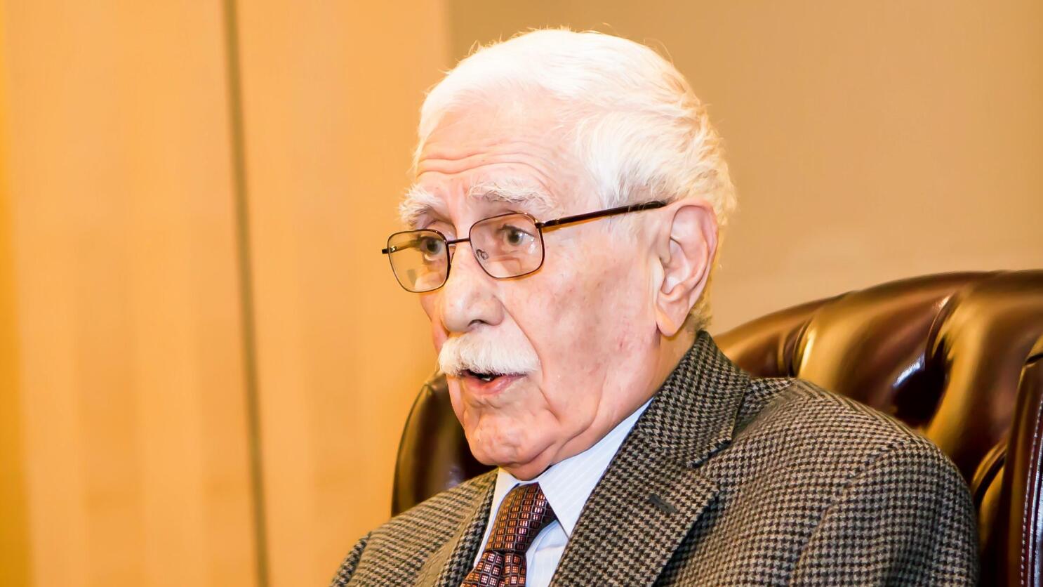 بیوگرافی ايرج پزشکزاد روایت زندگی مردی که با طنز، حقیقت را فریاد زد 1 ايرج پزشکزاد