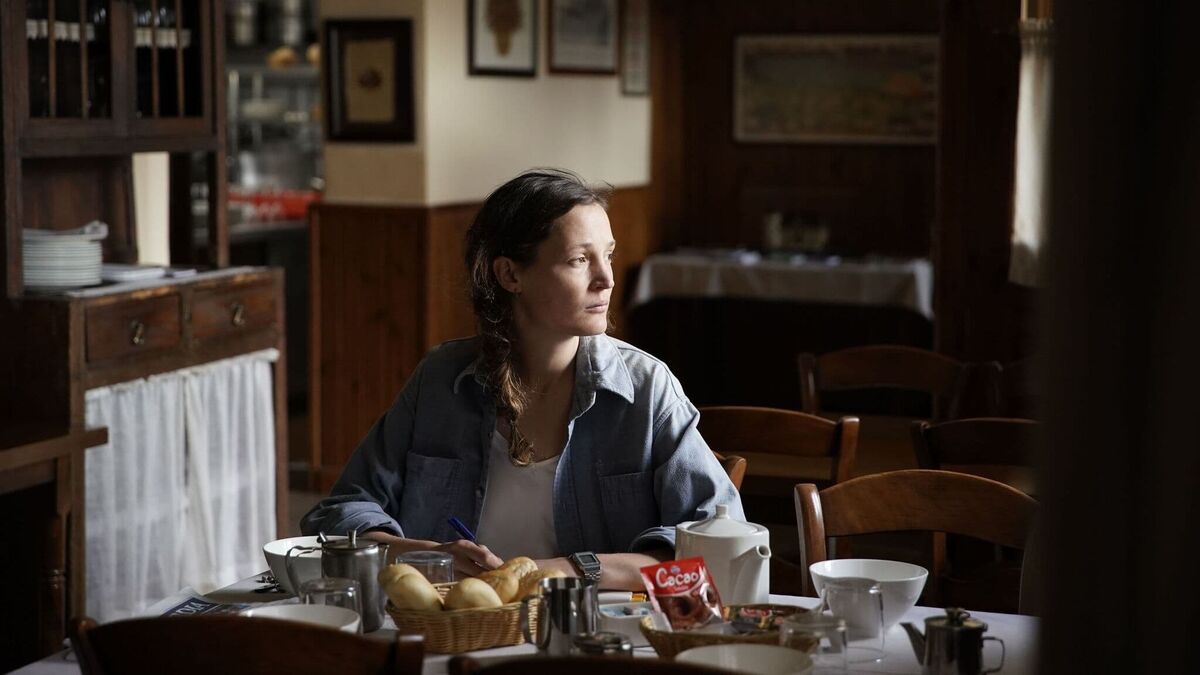 نقد فیلم مرا محکم در آغوش بگیر | Hold Me Tight 2021 1 فیلم مرا محکم در آغوش بگیر